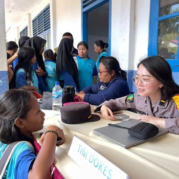 Berikan pelayanan Rikkes, Sidokkes Polres Kepulauan Tanimbar hadir bersama Gerakan Sekolah Sehat