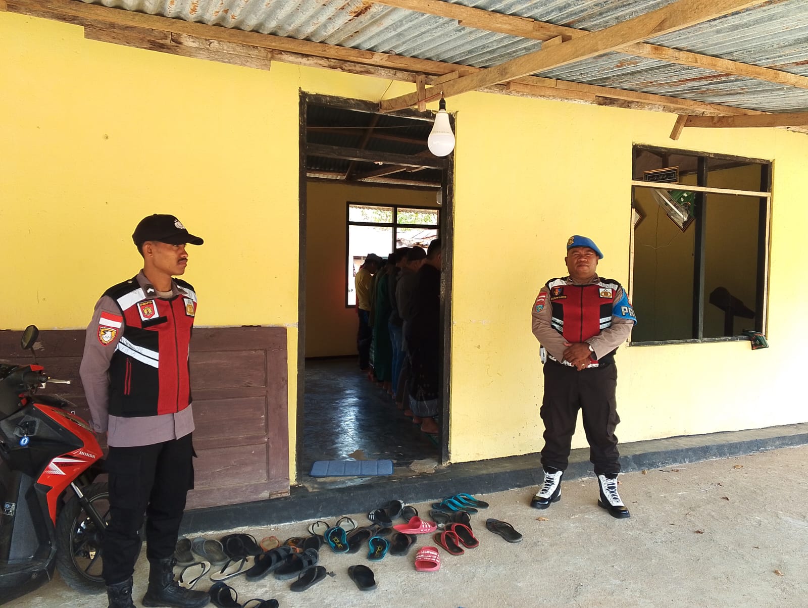 Polsek Serwaru Intensifkan Pengamanan Kegiatan Sholat Jumat di Aula Polsek Serwaru