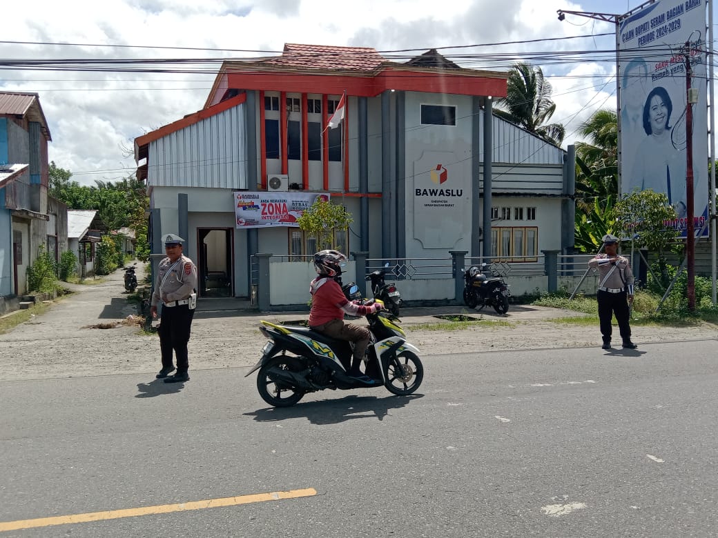 Satgas Kamseltibcarlantas OMP Polres SBB Gelar Patroli dan pengaturan Arus Lalin di Kantor KPU dan Bawaslu Kab.Seram Bagian Barat