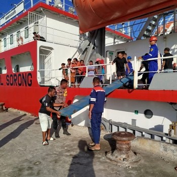 Personel Polsek Tepa Amankan Pelabuhan Laut, Lakukan Pengawasan Aktifitas Penumpang di Dermaga