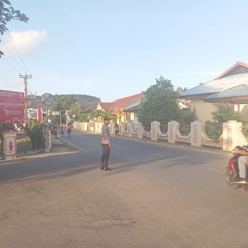 Polsek Kisar Intensifkan Gatur Jalan, Berikan Pelayanan Demi Keselamatan Pengguna Jalan