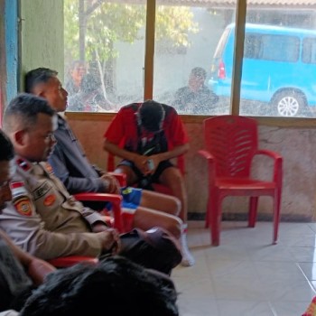 Bhabinkamtibmas Desa Manuwui Sambangi Warga, Mantapkan Pola Pembinaan Wujudkan Stabilitas Kamtibmas