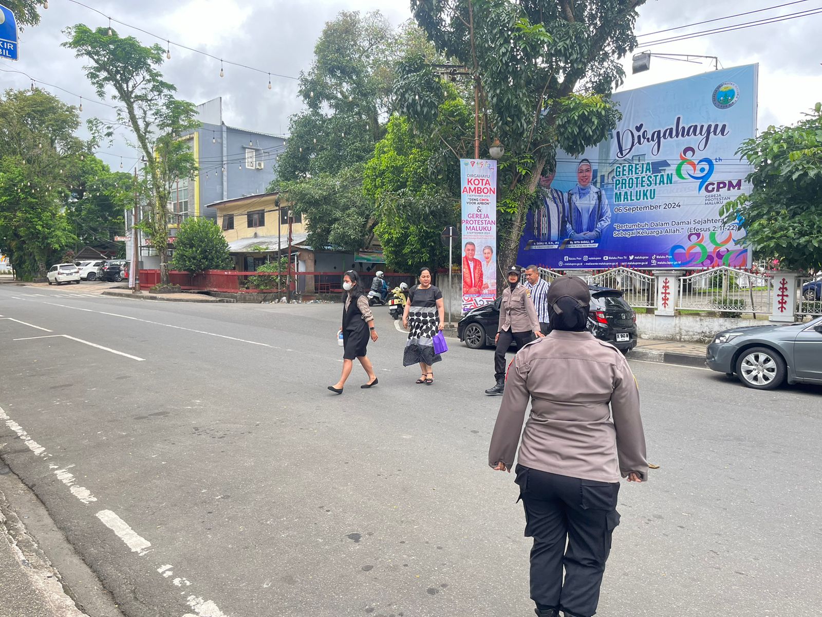 Personil Polwan Polresta Ambon Lakukan Pengaturan Lalu Lintas di Sekitar Gereja