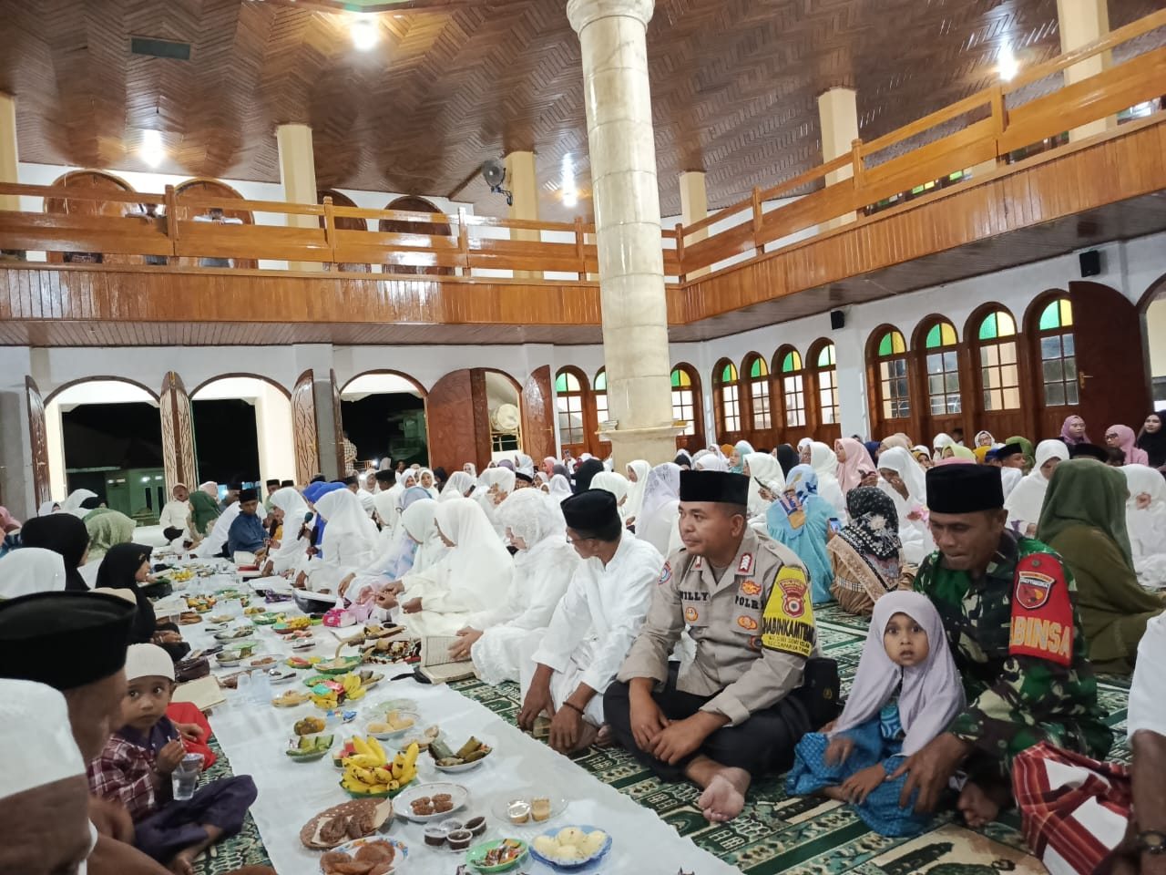 Bhabinkamtibmas negeri siri sori islam bersama Babinsa Lakukan Pengamanan peringatan Maulid Nabi Muhammad SAW