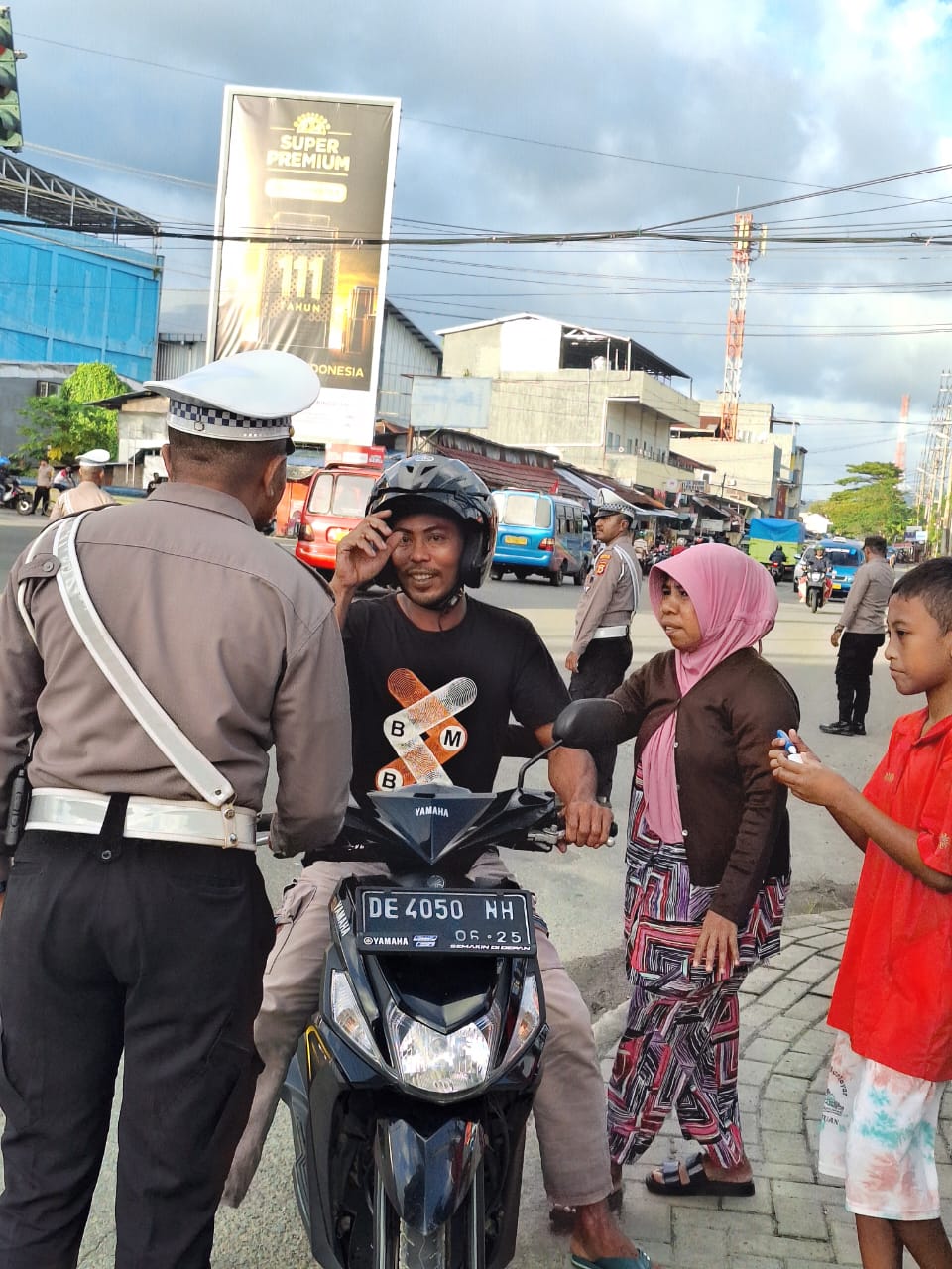 Personil Polsek Baguala Lakukan Pengaturan Lalu Lintas dan Berikan Himbauan Kamtibmas kepada Masyarakat