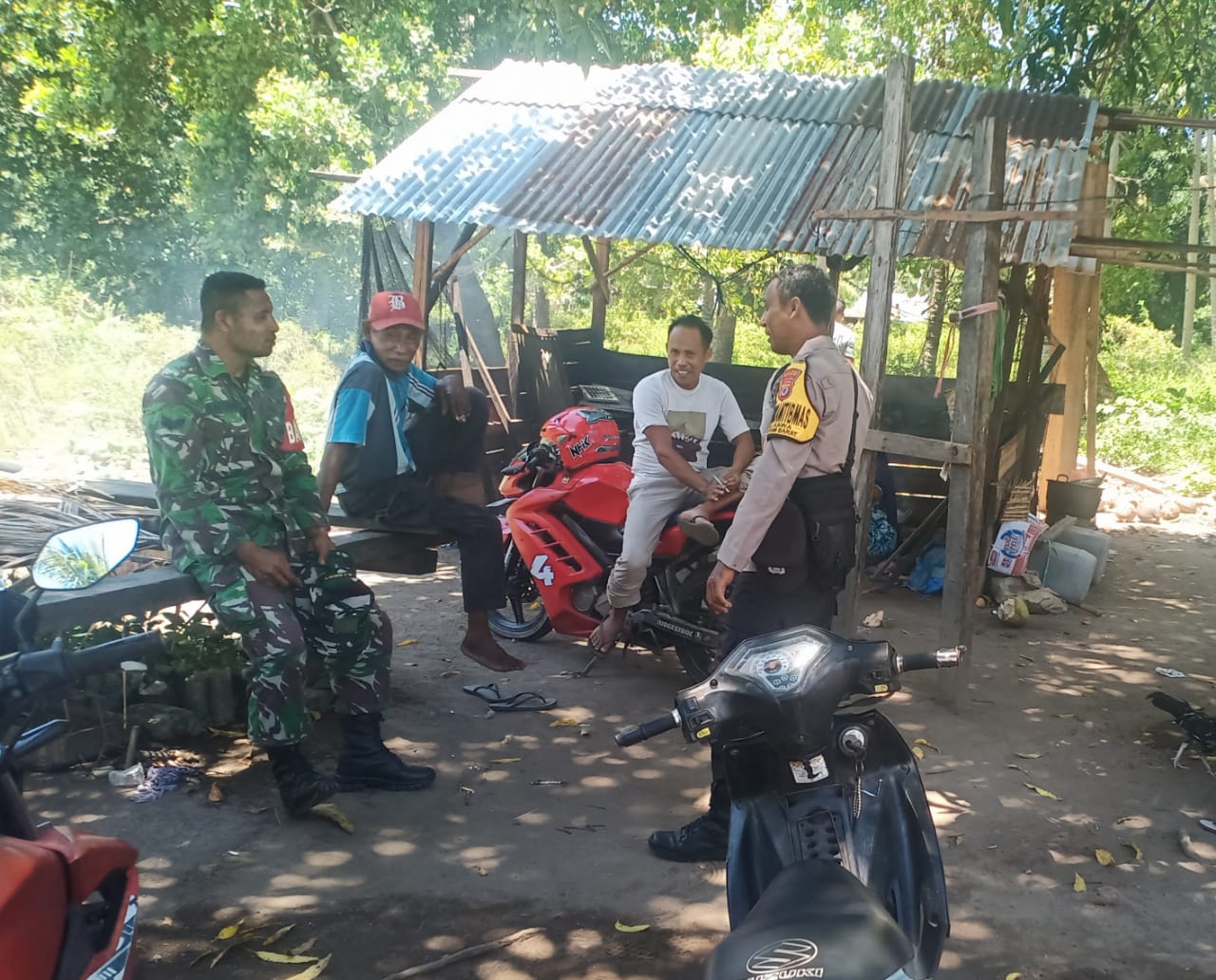 Bentuk Sinergits TNI-Polri, Babinsa Dan Bhabinkamtibmas Desa Kawa Adakan Giat Sambang Bersama Warga