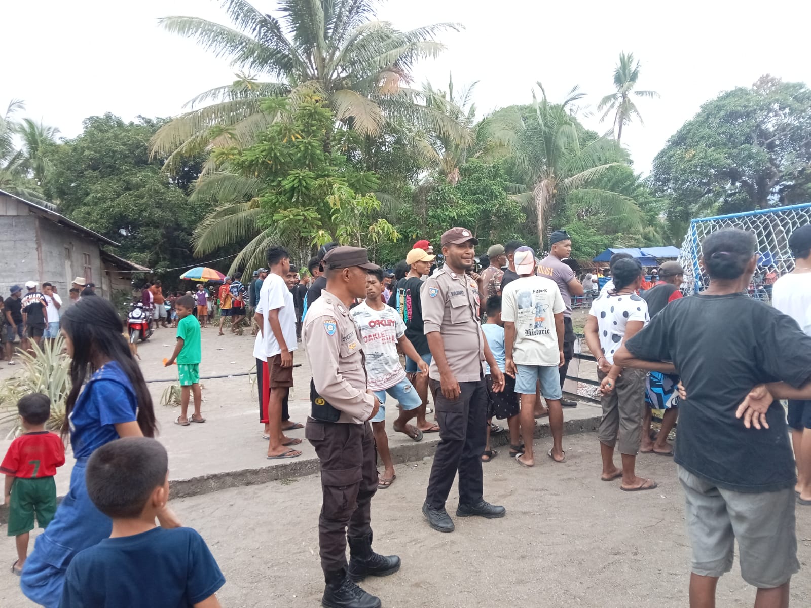 Jaga Sportifitas, Anggota Polsek Taniwel Timur Lakukan Pengamanan Turnamen Futsal