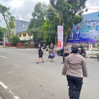 Personil Polwan Polresta Ambon Lakukan Pengaturan Lalu Lintas di Sekitar Gereja