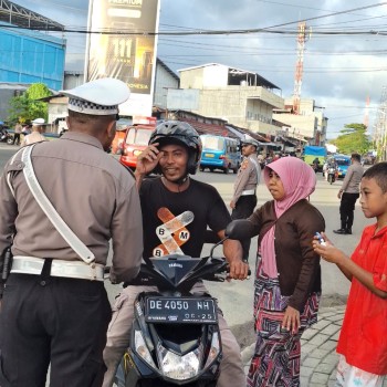 Personil Polsek Baguala Lakukan Pengaturan Lalu Lintas dan Berikan Himbauan Kamtibmas kepada Masyarakat