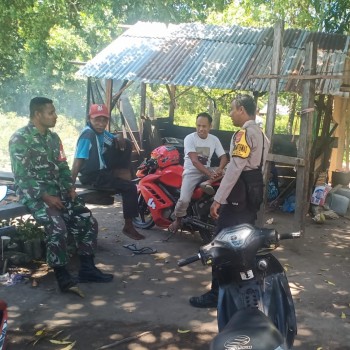 Bentuk Sinergits TNI-Polri, Babinsa Dan Bhabinkamtibmas Desa Kawa Adakan Giat Sambang Bersama Warga