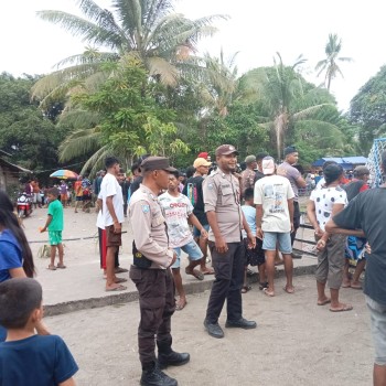 Jaga Sportifitas, Anggota Polsek Taniwel Timur Lakukan Pengamanan Turnamen Futsal