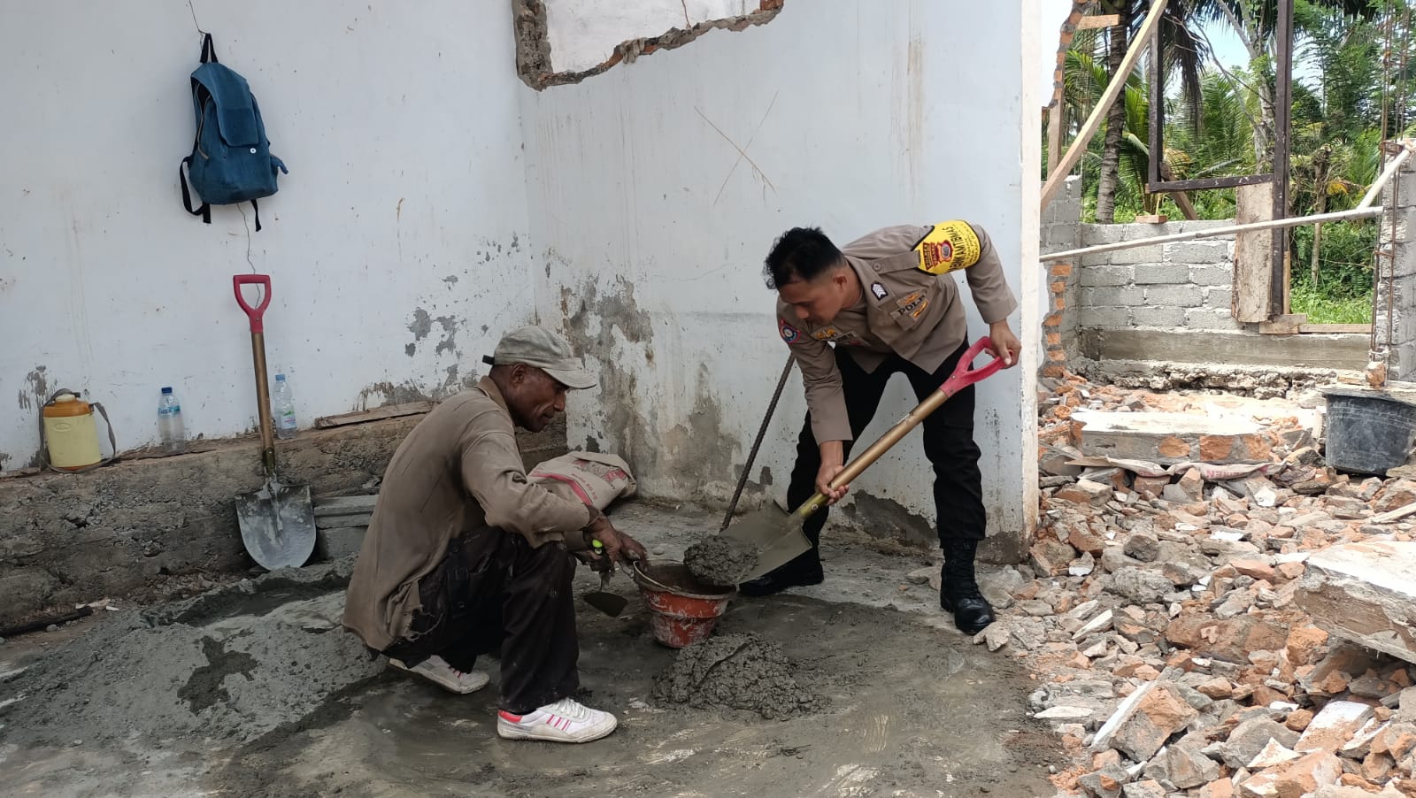 Selalu Ada Bersama Warga, Bhabinkamtibmas Bantu Renovasi Kantor Pustu  l