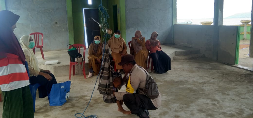 Sambang Ke Posyandu Bhabinkamtibmas Polsek Huamual Sisipkan Pesan Kamtibmas.