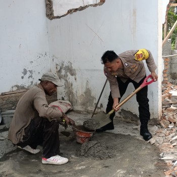 Selalu Ada Bersama Warga, Bhabinkamtibmas Bantu Renovasi Kantor Pustu  l