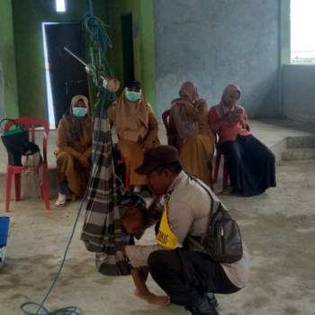 Sambang Ke Posyandu Bhabinkamtibmas Polsek Huamual Sisipkan Pesan Kamtibmas.