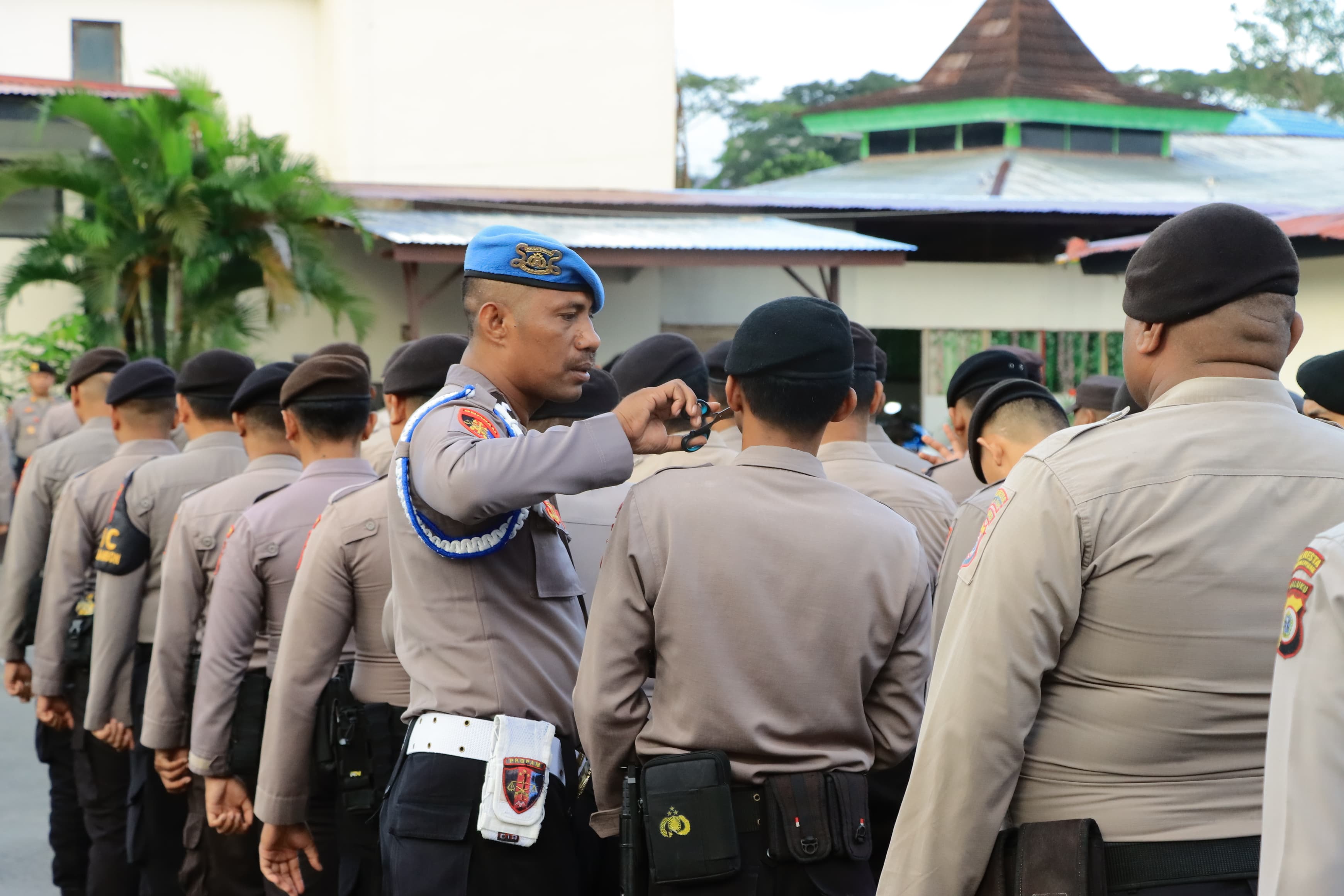 Sie Propam Polresta Ambon Lakukan Pemeriksaan Sikap Tampang Personil