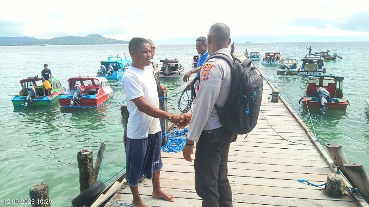 Kanit Binmas Polsek Salahutu, Laksanakan Sambang kepada Pengemudi Speed Boat di Pelabuhan Tulehu