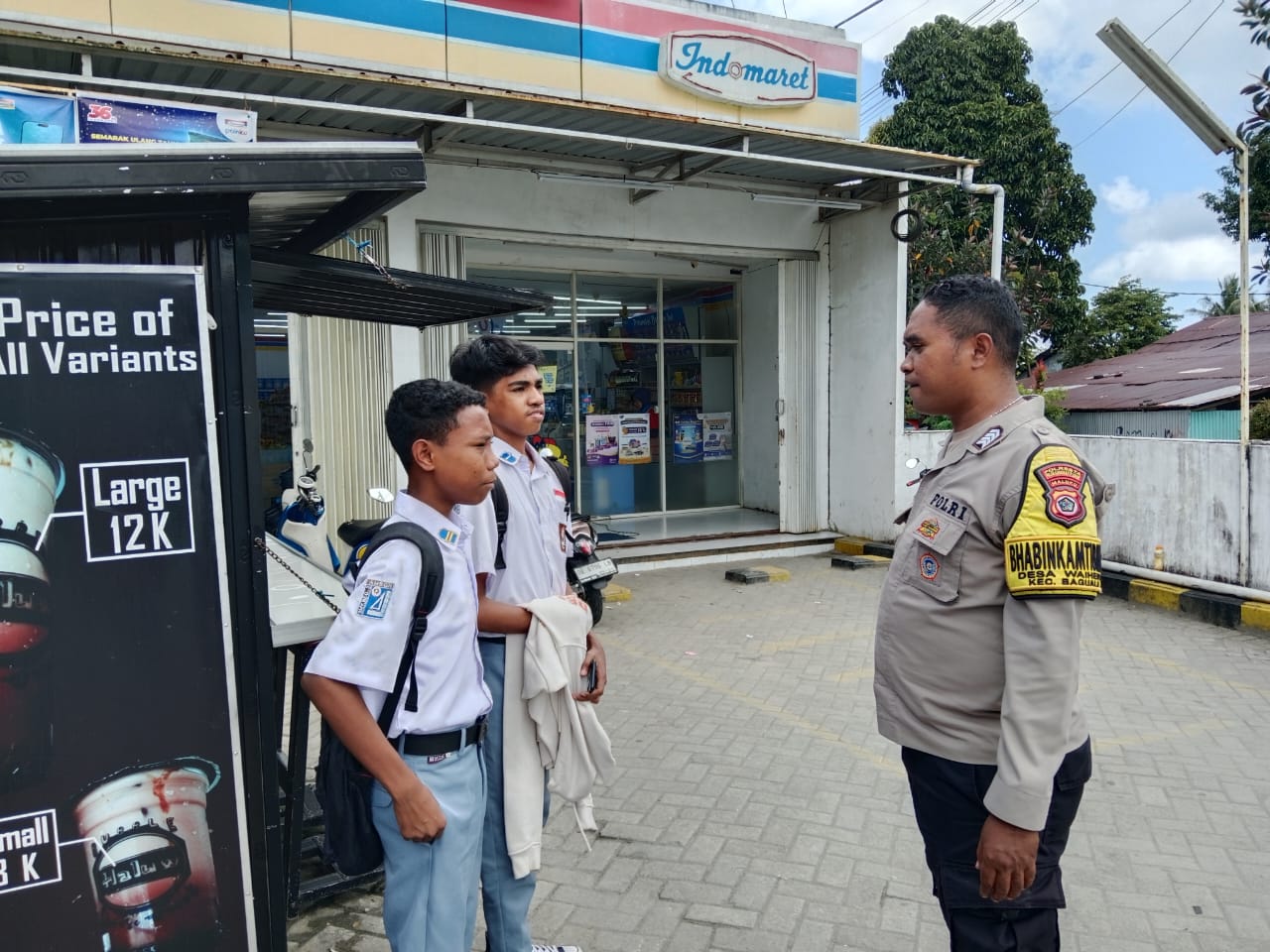 Bhabinkamtibmas Desa Waiheru,Sampaikan Pesan Kamtibmas kepada Siswa SMK