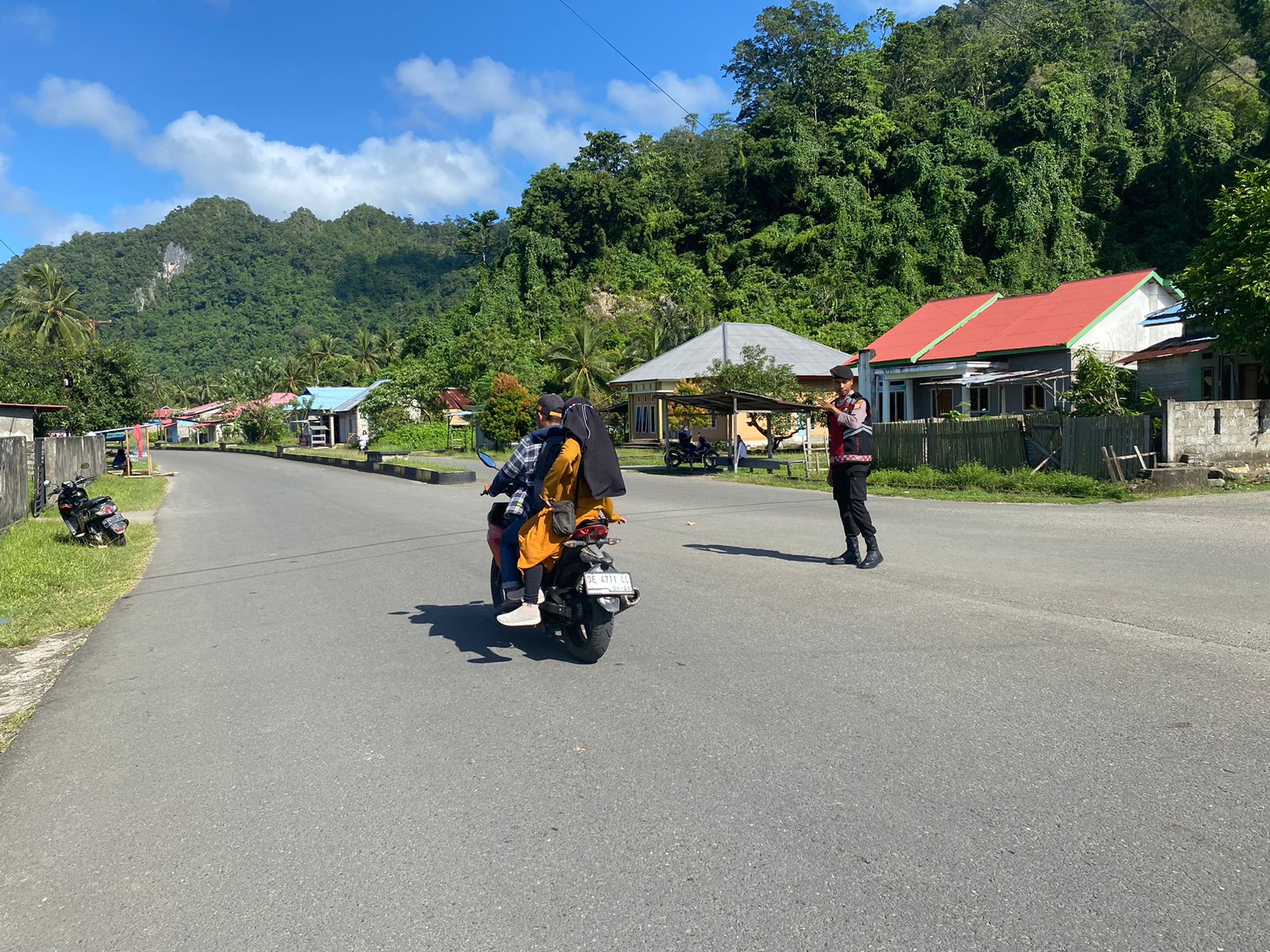 Memastikan Arus Kendaraan Tetap Lancar, Sat Samapta Polres Buru Selatan Gelar Pengaturan Lalu Lintas Di Pagi Hari