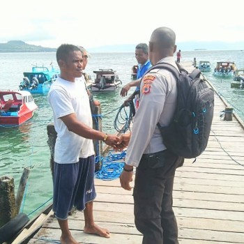 Kanit Binmas Polsek Salahutu, Laksanakan Sambang kepada Pengemudi Speed Boat di Pelabuhan Tulehu