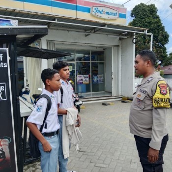 Bhabinkamtibmas Desa Waiheru,Sampaikan Pesan Kamtibmas kepada Siswa SMK