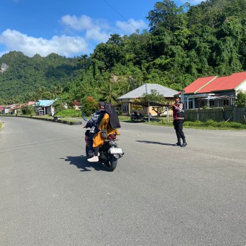 Memastikan Arus Kendaraan Tetap Lancar, Sat Samapta Polres Buru Selatan Gelar Pengaturan Lalu Lintas Di Pagi Hari