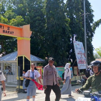 Jam Pulang Sekolah, Personil Polsek Lakukan PAM dan Gatur Lalin