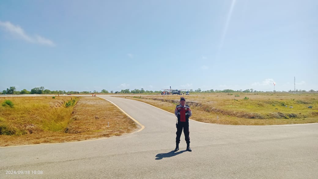 Personel Polres MBD Tingkatkan Pemantauan Aktifitas Penumpang Dalam Kegiatan Penerbangan di Bandara