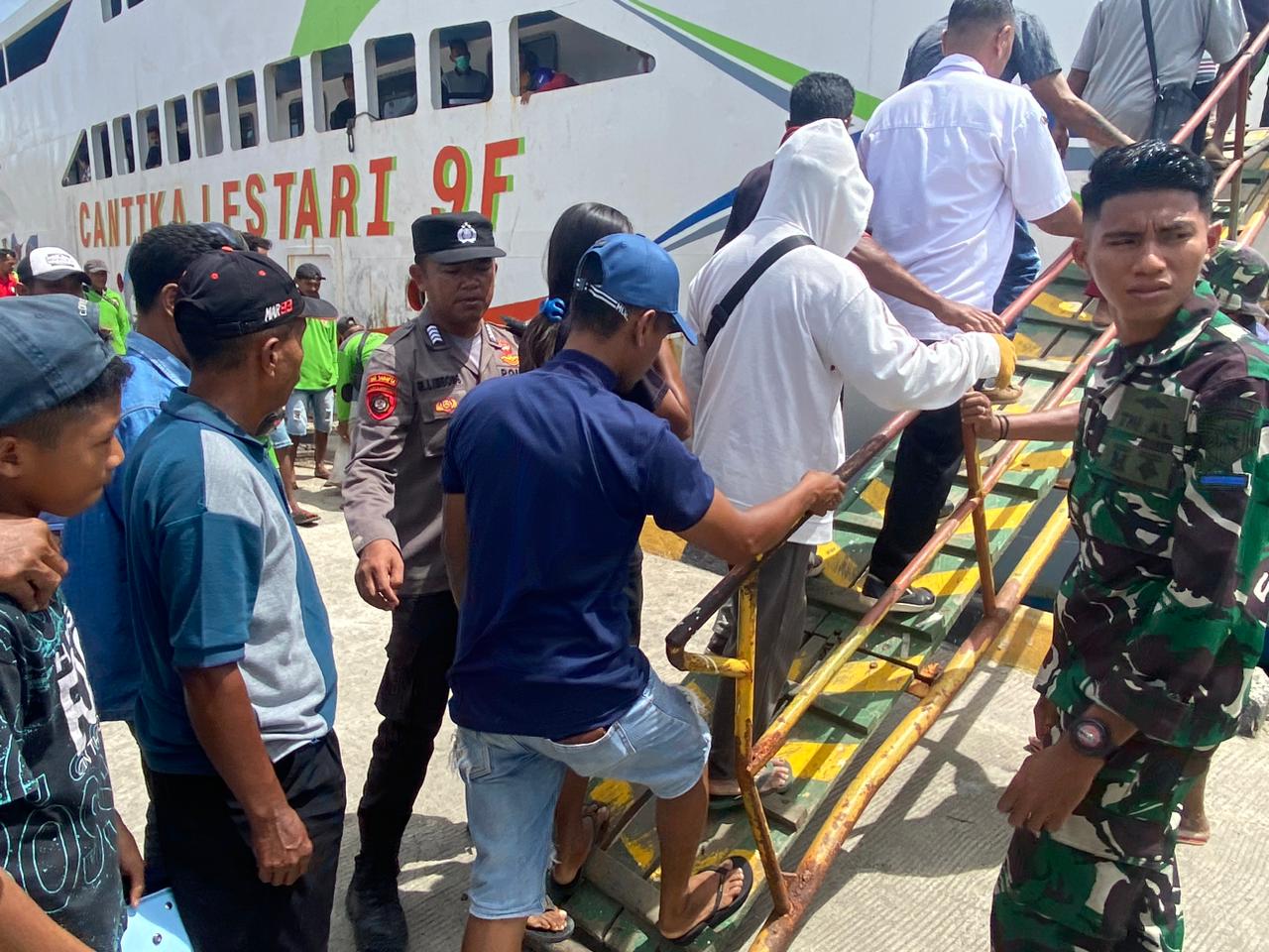 Personil KPPP Polsek Kisar Intensifkan Pelayanan Aktifitas Masyarakat di Areal Pelabuhan Laut