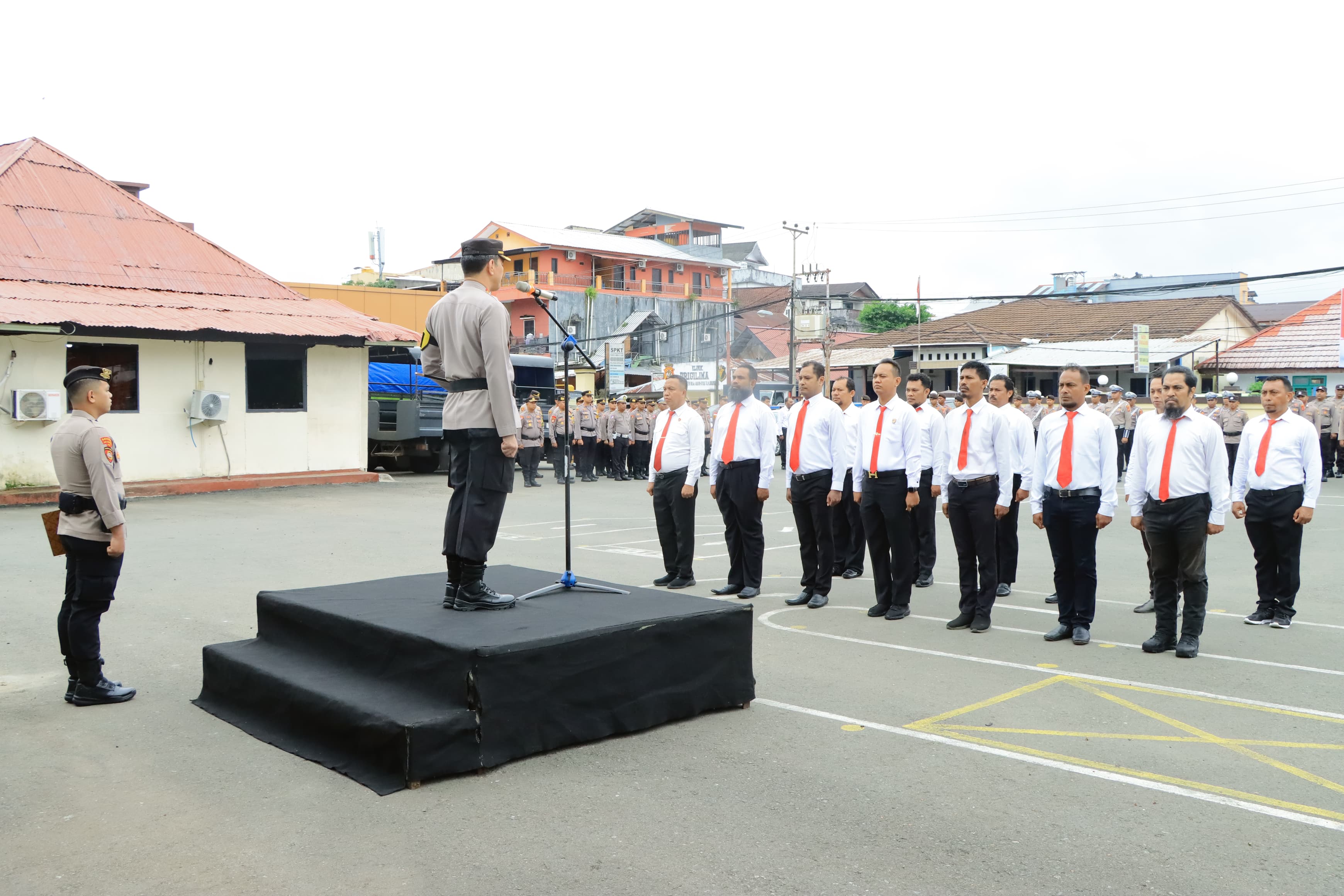 Kapolresta Ambon Pimpin Upacara Pemberian Penghargaan kepada Personil Berprestasi