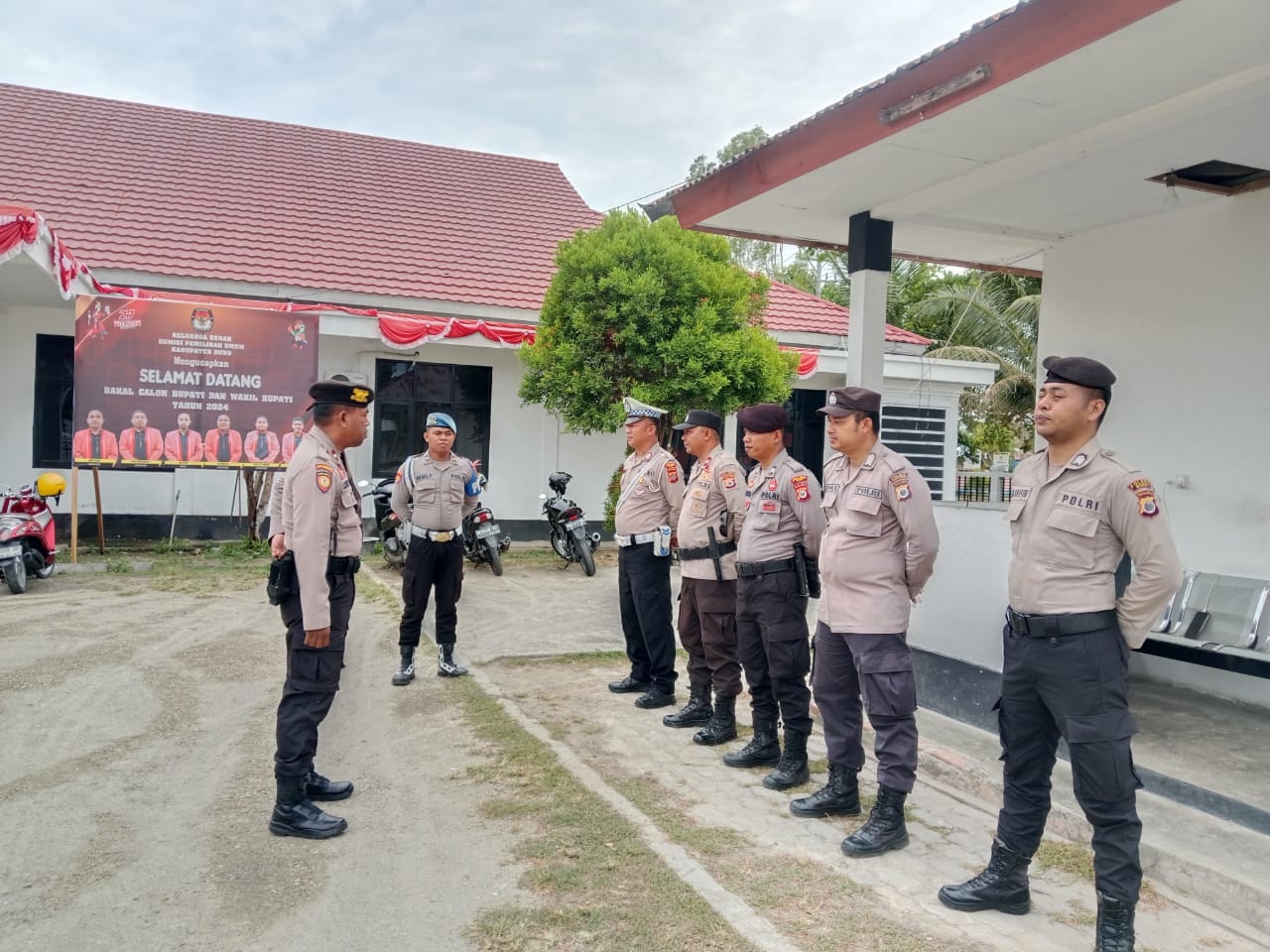 Cek Kekuatan Dan Cegah Terjadinya Pelanggaran Oleh Personil OMP 2024 Polres Buru, Personil Sie Propam Laksanakan Pengawasan Di Lokasi Bertugas