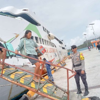 KPPP Polres MBD Gatur Aktifitas Penumpang Saat Embarkasi dan Debarkasi di Dermaga Laut Kaiwatu