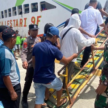 Personil KPPP Polsek Kisar Intensifkan Pelayanan Aktifitas Masyarakat di Areal Pelabuhan Laut