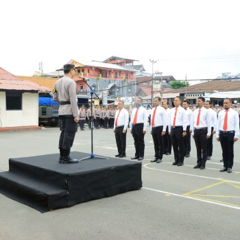 Kapolresta Ambon Pimpin Upacara Pemberian Penghargaan kepada Personil Berprestasi