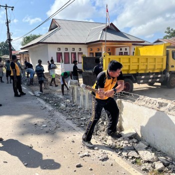 Polsek Serwaru Kerja Bhakti Bersama Warga Wujudkan Kebersihan Lingkungan