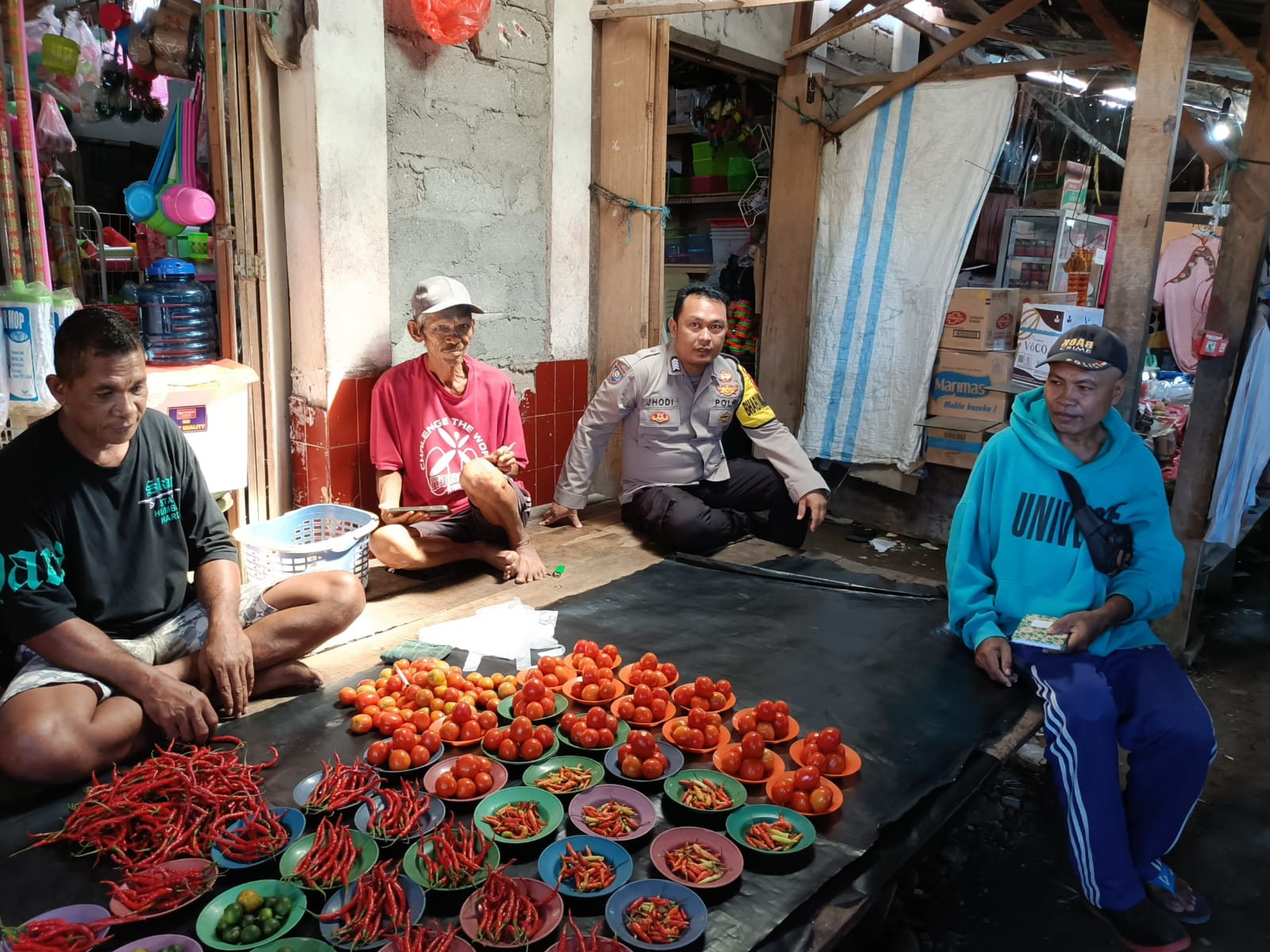 Bhabinkamtibmas Polsek Waisarissa Sambangi Pedagang Sayur