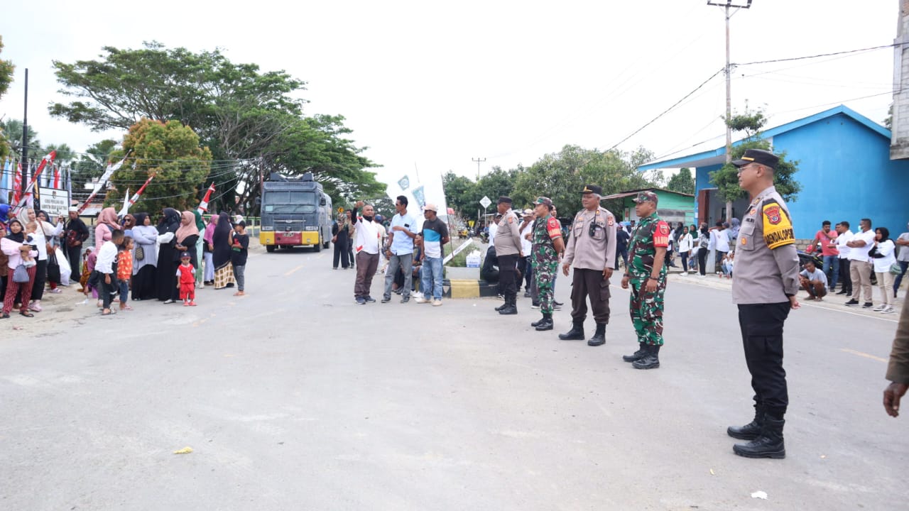 Lancarkan Jalannya Pengambilan Nomor Urut Calon Kepala Daerah SBT 2024, Polres SBT Terjunkan Ratusan Personelnya di KPUD