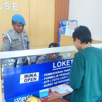 Sie Propam Polresta Ambon Lakukan Pengecekan Personil Pelayanan di SPKT