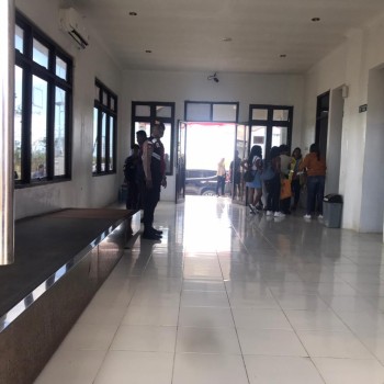 Polres MBD Maksimalkan Pengamanan, Layani Aktifitas Penumpang Di Bandara Yos Orno Imsula