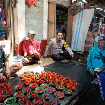 Bhabinkamtibmas Polsek Waisarissa Sambangi Pedagang Sayur