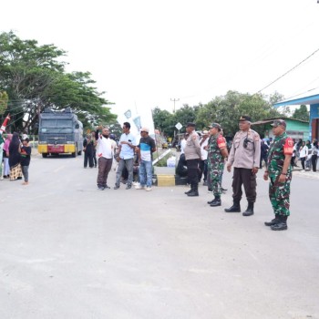 Lancarkan Jalannya Pengambilan Nomor Urut Calon Kepala Daerah SBT 2024, Polres SBT Terjunkan Ratusan Personelnya di KPUD