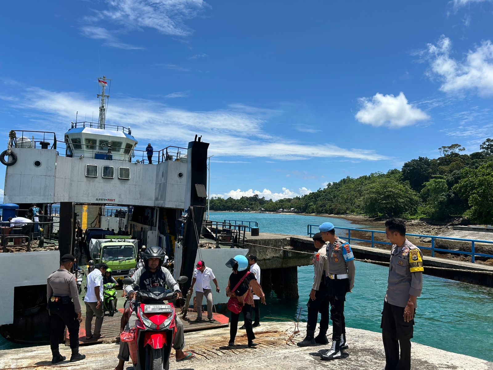 Bhabinkamtibmas dan Personel Polsek Pulau Haruku Lakukan pengamanan Dermaga Feri Wainana untuk Ciptakan Situasi Kondusif