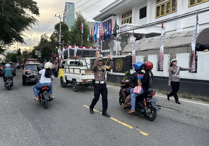 Direktur Lantas Polda Maluku Urai Kemacetan Lalu Lintas saat Pengambilan Nomor Urut Paslon