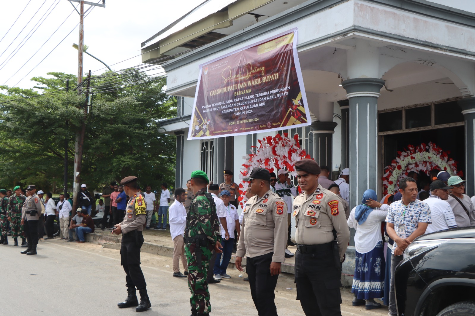 Pastikan Pengundian Nomor Urut Pasangan Calon Bupati Dan Wakil Bupati Aman Polres Kepulauan Aru Terjunkan Personel Laksanakan Pengemanan.