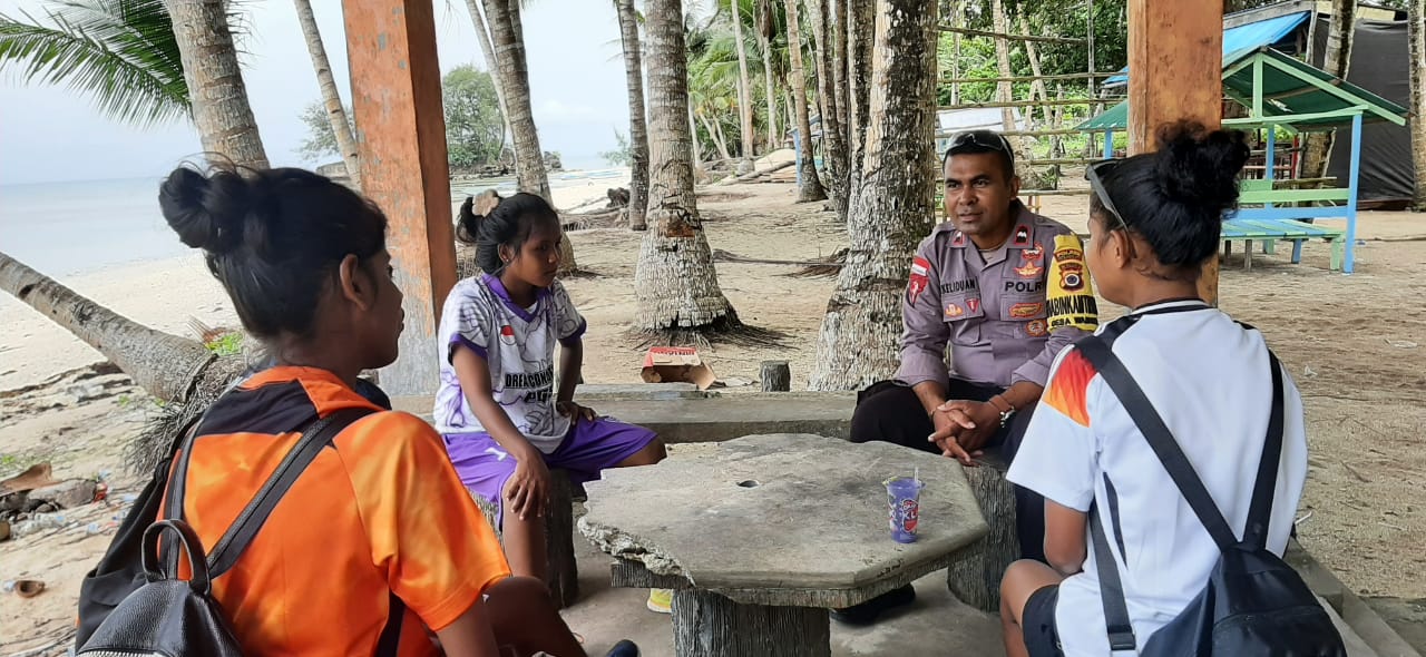 Ciptakan Generasi Muda Yang Hebat, Bhabinkamtibmas Desa Wangel Temui Mahasiswa PSDKU Unpatti Dan Berikan Himbauan Secara Humanis