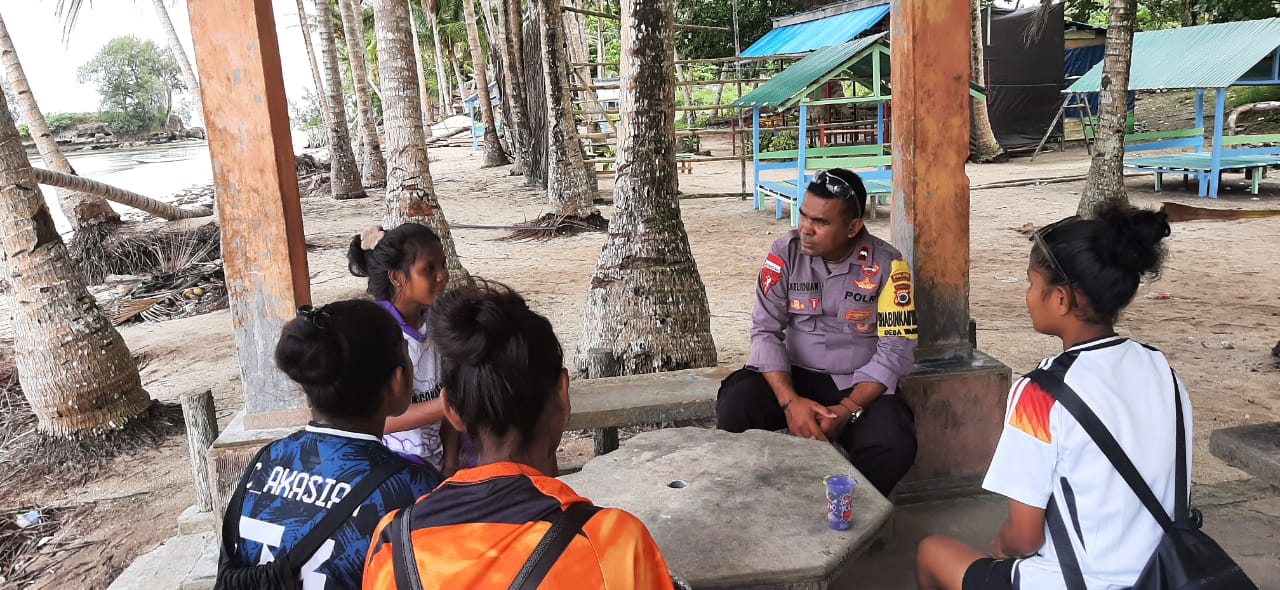 Bhabinkamtibmas Desa Wangel Temui Mahasiswa PSDKU Unpatti Dan Berikan Himbauan Secara Humanis