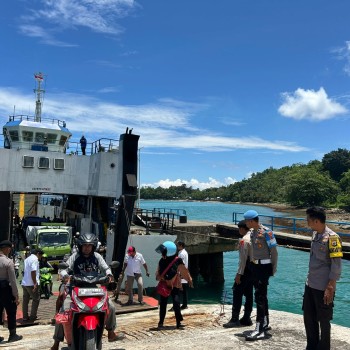 Bhabinkamtibmas dan Personel Polsek Pulau Haruku Lakukan pengamanan Dermaga Feri Wainana untuk Ciptakan Situasi Kondusif