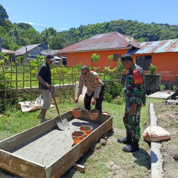 Bhabinkamtibmas dan Babinsa Negeri Siri Sori Islam Monitoring dan membantu warga