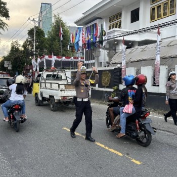 Direktur Lantas Polda Maluku Urai Kemacetan Lalu Lintas saat Pengambilan Nomor Urut Paslon