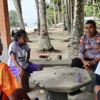 Ciptakan Generasi Muda Yang Hebat, Bhabinkamtibmas Desa Wangel Temui Mahasiswa PSDKU Unpatti Dan Berikan Himbauan Secara Humanis